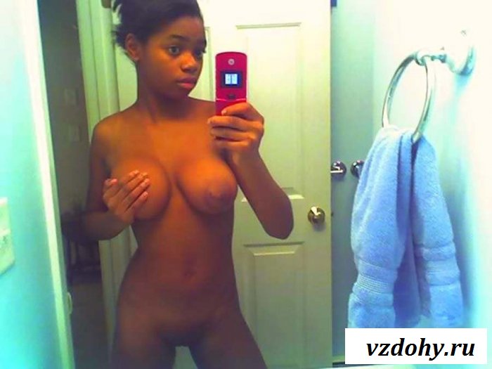 Студентка-негритянка в обнаженке делает селфи