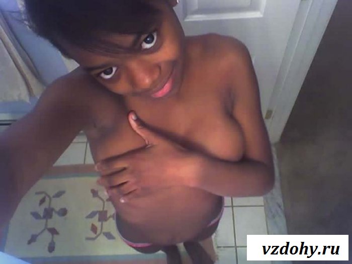 Студентка-негритянка в обнаженке делает селфи
