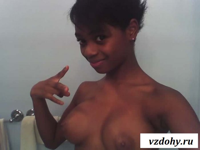 Студентка-негритянка в обнаженке делает селфи