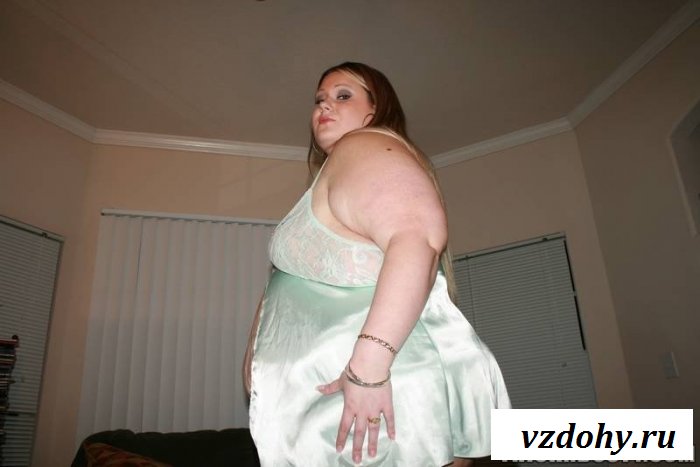 Впечатляюще толстая обнаженная баба