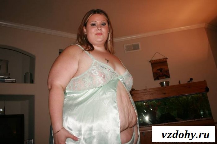 Впечатляюще толстая обнаженная баба