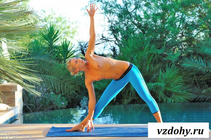 Утренняя зарядка с обнаженной спортсменкой