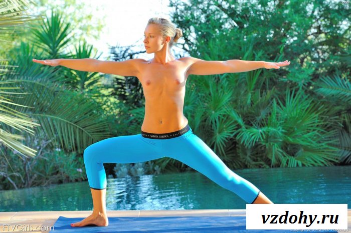 Утренняя зарядка с обнаженной спортсменкой