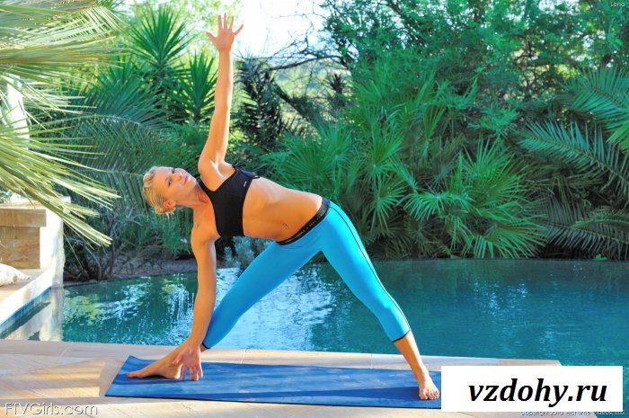 Утренняя зарядка с обнаженной спортсменкой