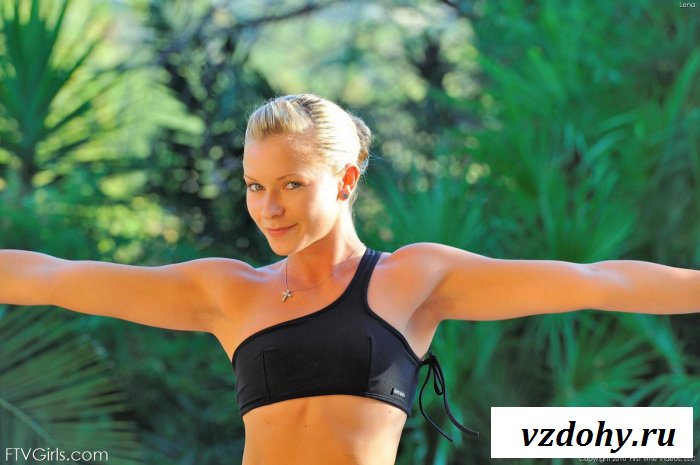 Утренняя зарядка с обнаженной спортсменкой