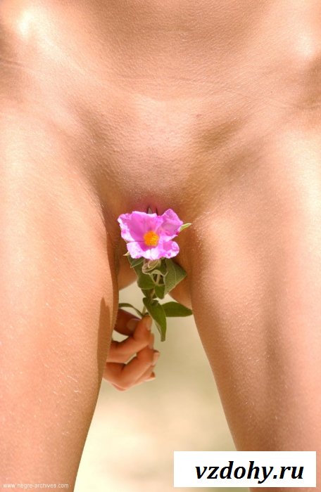 Голая молоденькая чика ведет насыщенную жизнь