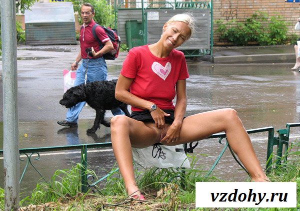 Уличная эротика от взрослой бабы