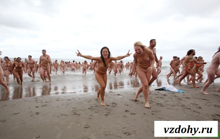 Изумительные ракурсы на пляжный топлес