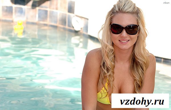 Сексапильная барби в жёлтом купальнике