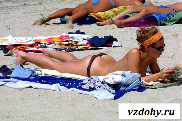 Шикарный топлесс на пляже от куколок