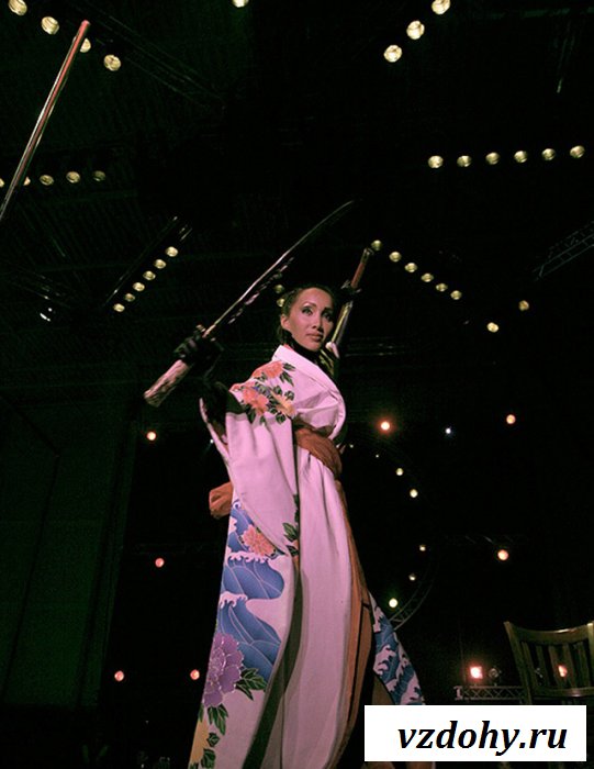 Невероятный стриптиз от смазливой китаянки