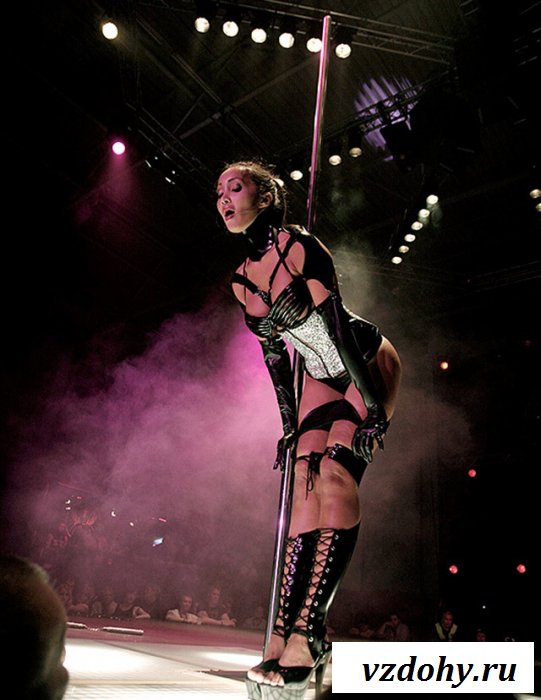 Невероятный стриптиз от смазливой китаянки