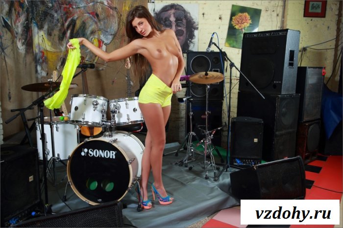 Развратная цыпочка обожает музыку