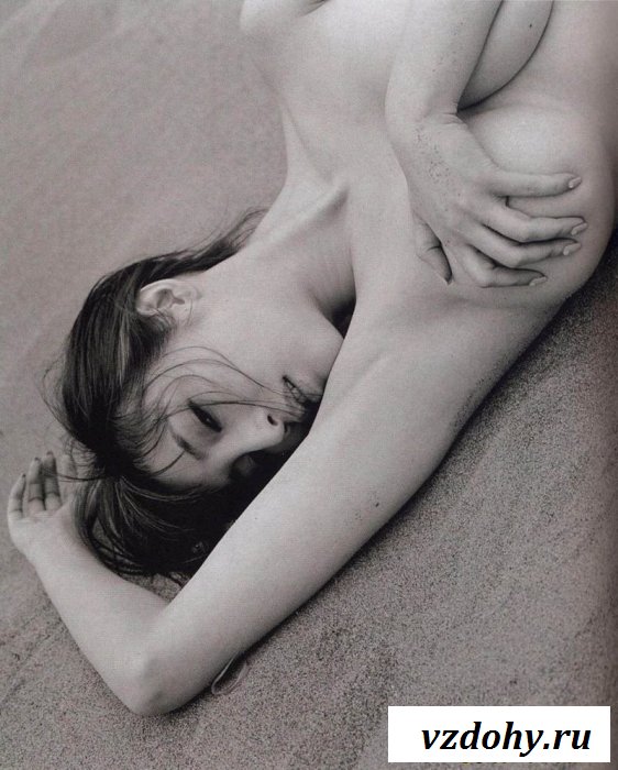 Чёрно-белая эротика с голой азиаткой