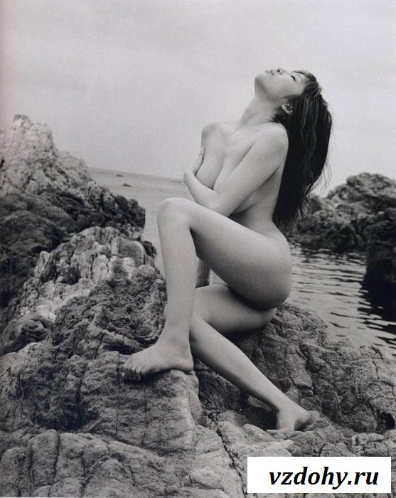 Чёрно-белая эротика с голой азиаткой