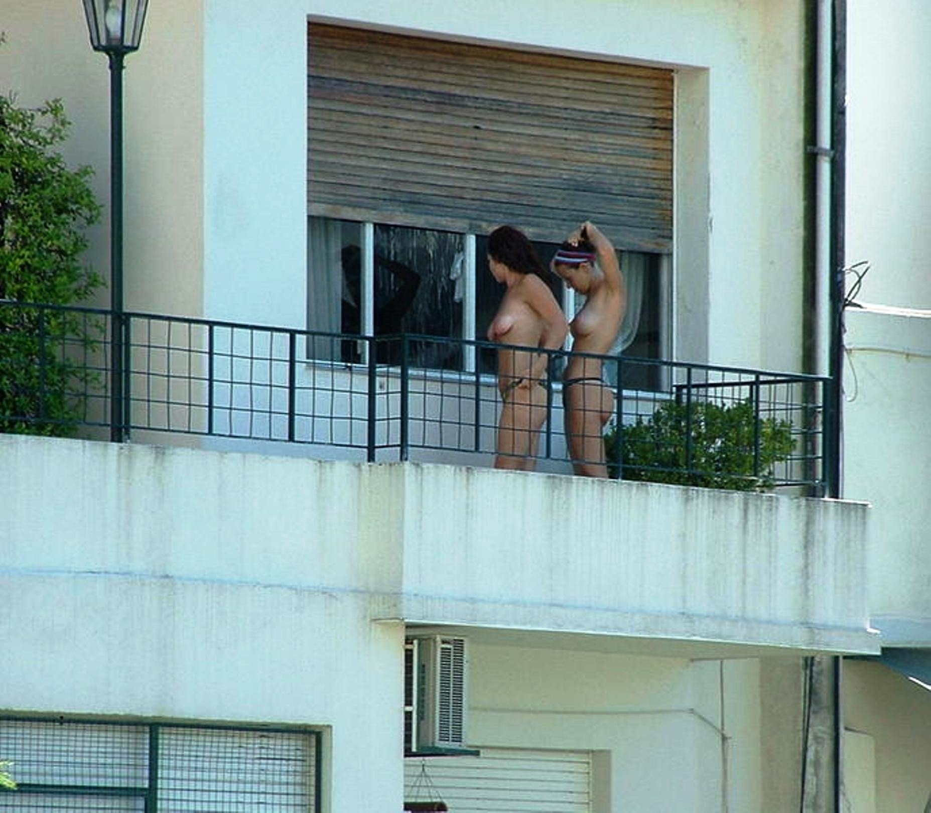 фото голая женщина на балконе фото 39