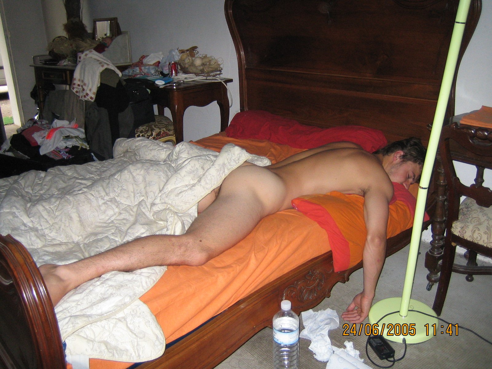 голые попки спящих парней фото 32