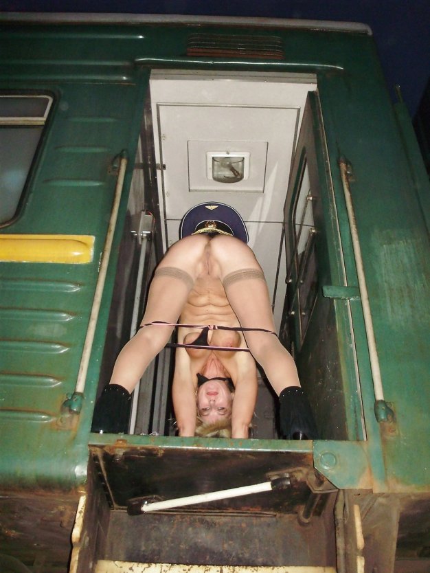 Женщины в электричке голые