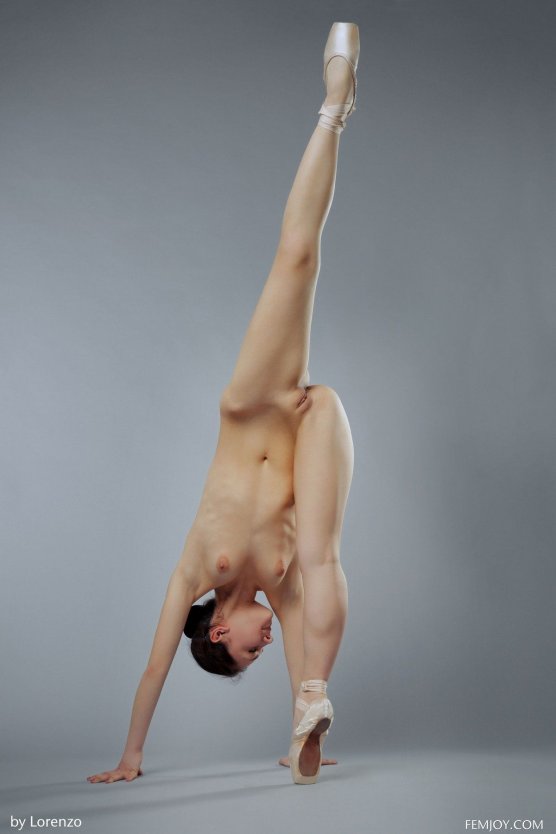 Вертикальный шпагат ню