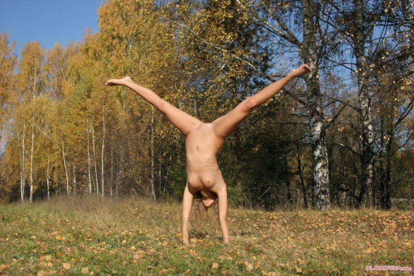 Голые гимнастки на природе