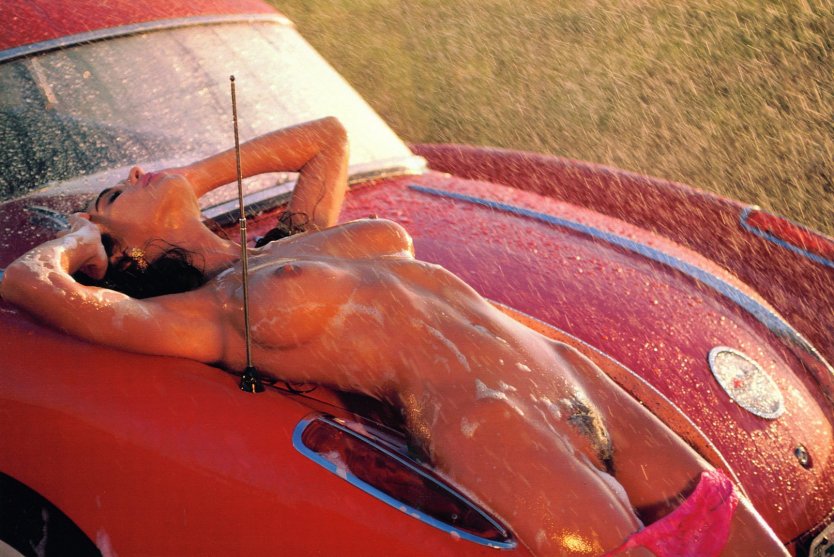 Голая на капоте автомобиля