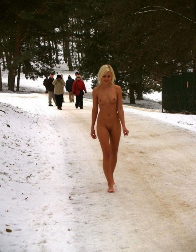 Девушка раздевается на улице зимой