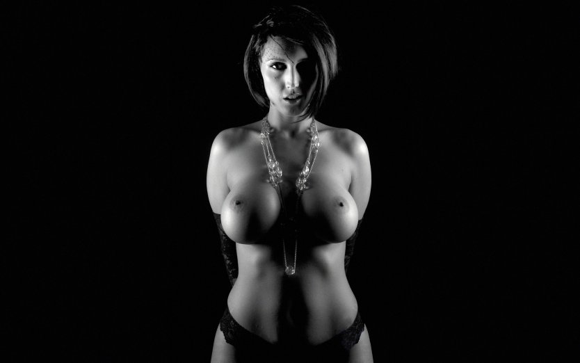 Голые телки на черном фоне