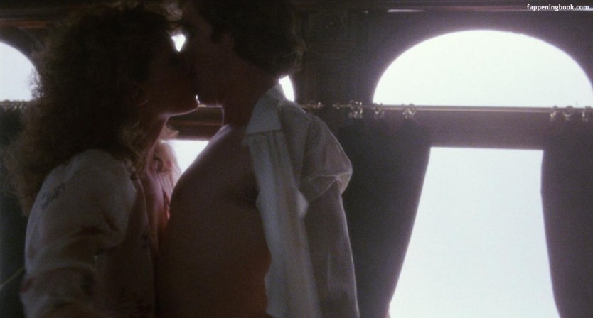 Клер Холт голая в фильме