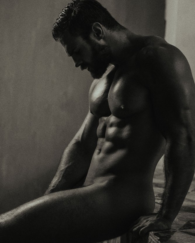 Мужские голые попки на море