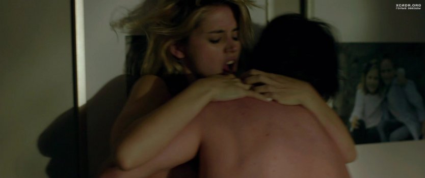 Ана де Армас грудь