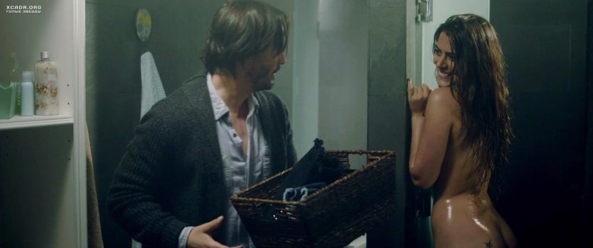 Ана де Армас в фильме "секс, вечеринки и ложь"