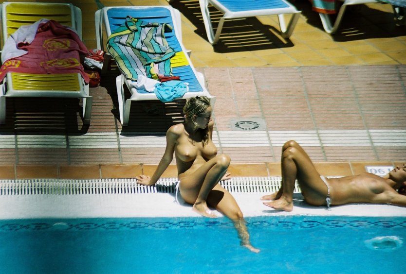 Топлесс в общественном бассейне
