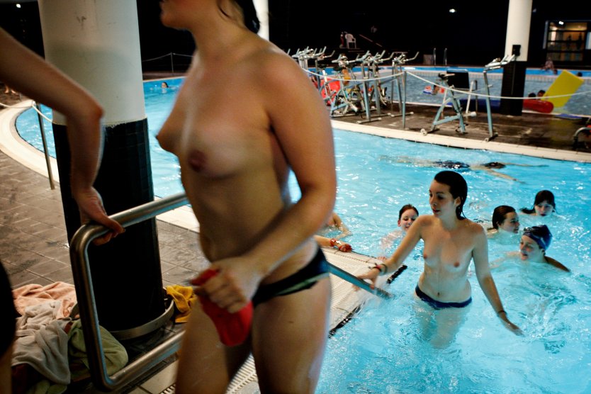 Подсмотрено бассейн под водой