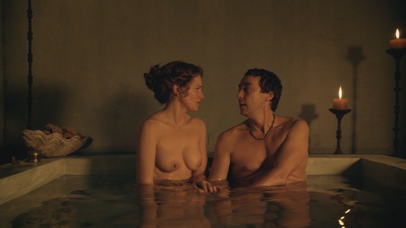 Люси Лоулесс в Spartacus: Gods of the Arena (2011)