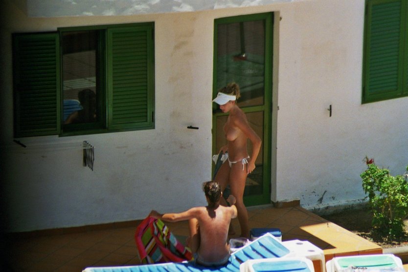 Пожилые голые женщины на балконе