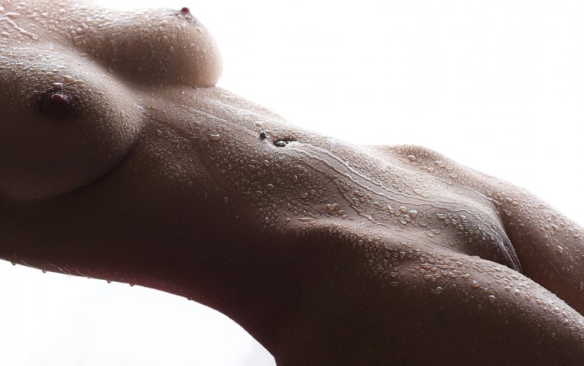 Красивая грудь в мурашках