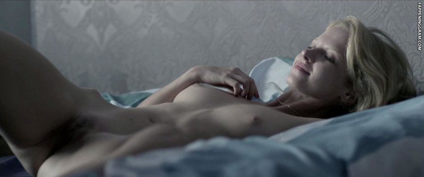 Студентка с бритой киской