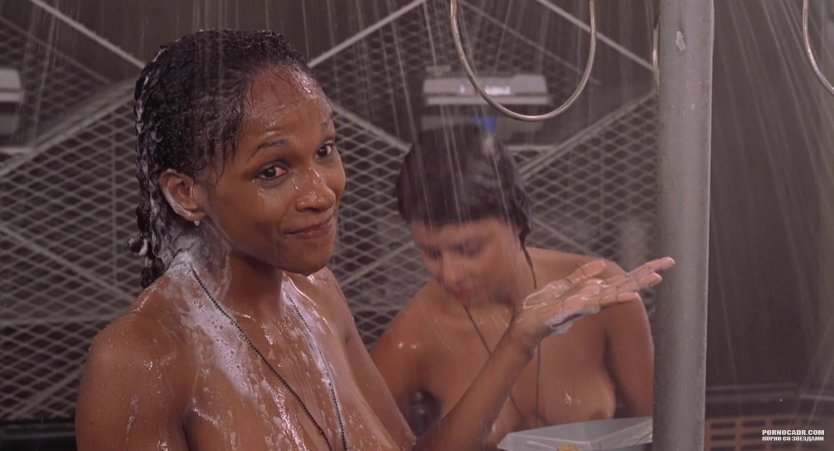 Тэми-Эдриан Джордж голышом в душе – Звездный десант (1997)