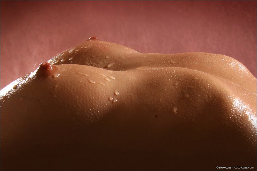 Красивые голые женские тела крупным планом