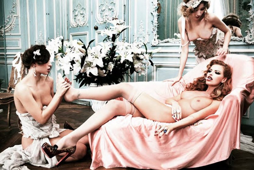 Красивое черно белое ню