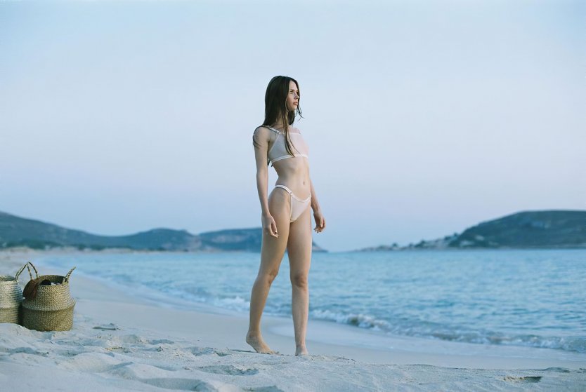 Голые молодые брюнетки в чулках