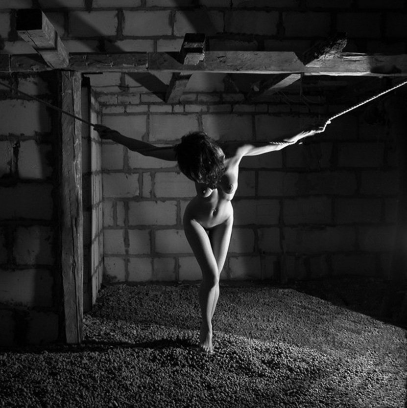 Голая женщина с красивой фигурой привязанная к столбу