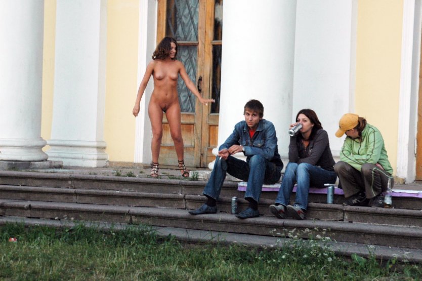 Голая на улице среди парней