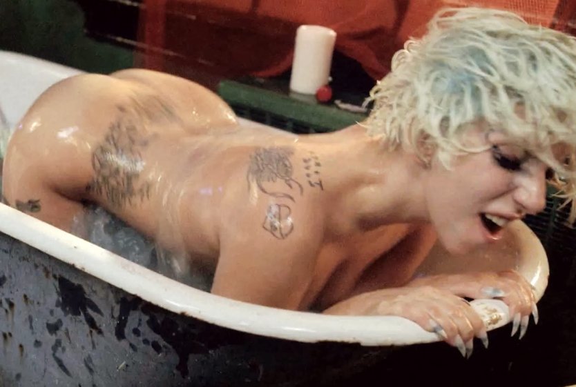 Леди Гага обнажила грудь