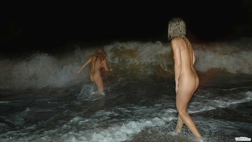 Фото: голая Ольга купается в омуте