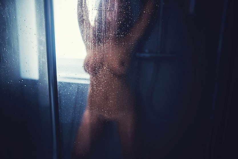 Голая женщина на стеклянном столе