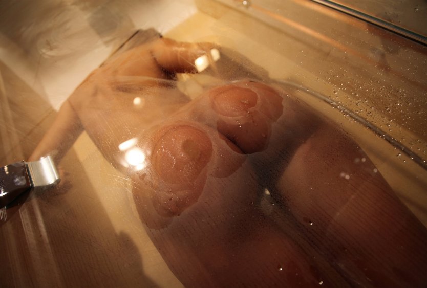 Модели на стекле голые