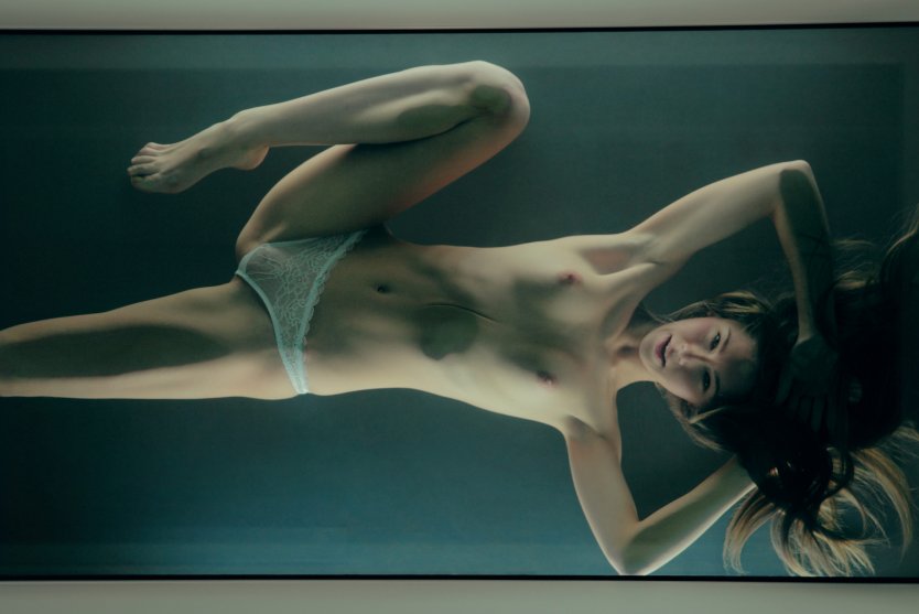 Прижалась грудью к стеклу