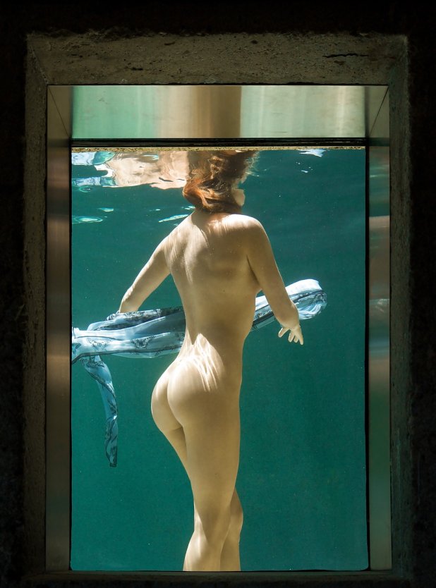 Фон для смартфона голая за стеклом