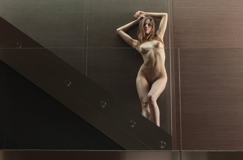 Прижалась сиськами к стеклу